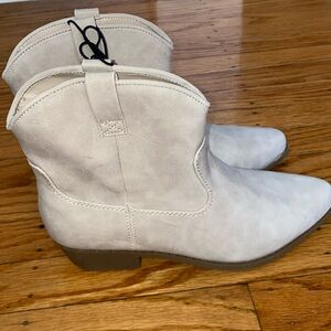 Arizona size 7 boots never worn